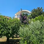 Apartament Kiki - Emerald River With Private Gardens