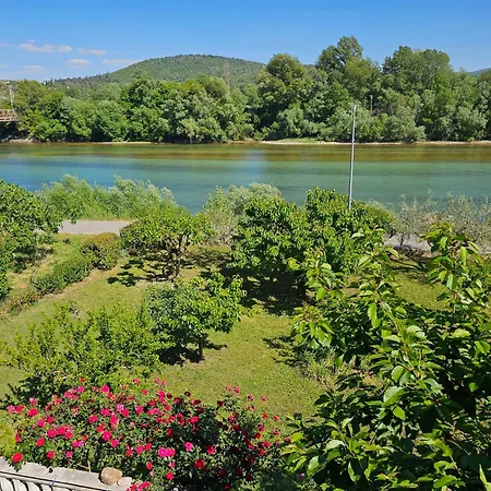 Kiki - Emerald River With Private Gardens Daire *